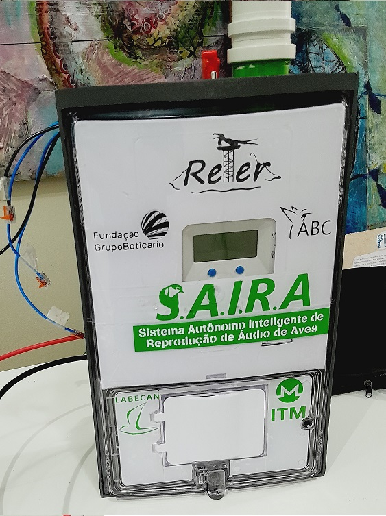 foto do equipamento saira - sistema autônomo inteligente para reprodução de áudio de aves Neotrópicas